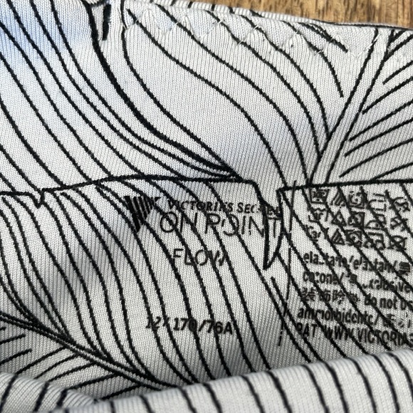 **SOLD**Victoria’s Secret workout set🤍 - Picture 2 of 5